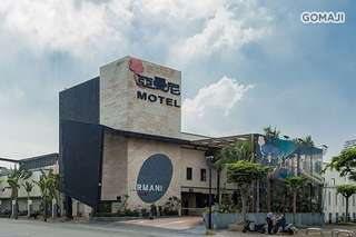 只要2200元起,即可享有【高雄-亞曼尼 VILLA MOTEL】超大坪空間,讓你從這邊愛到那一邊~AB.雙人專案〈含A.風情館汽車房/B.棕櫚館汽車 住宿一晚+精緻早餐二客+獨立式車庫〉