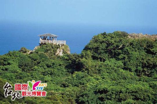 必遊景點 船帆石 位在墾丁與鵝鑾鼻之間的香蕉灣裡有一座巨石,因形狀類似帆船進港,名為船帆石,高約50公尺,是從海裡隆起的珊瑚礁岩,奇異的行狀,還有遊客覺得像是一個 人臉的側面。在船帆石的附近還有特別的熱帶海洋林,傳說是在古世紀這批熱帶樹苗是經由南洋漂流過來,並在這裡深根繁衍,有高達200多種的熱帶林種,自然 生態景觀豐富。 鵝鑾鼻公園 鵝鑾鼻燈塔這個名字你不陌生,從小課本上就告訴你,這是台灣的最南端,是台灣的八景之一,「鵝鑾」這個名是自排灣族「帆」的譯音,是因為附近的香蕉灣有個 石頭近