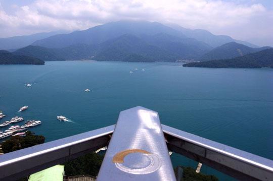 日月客房峇里島風 喜愛南洋島國風情的你,請馬上跟隨我們的腳步,享受清新的綠林芬芳,感受熱力四射的峇里渡假風,溫暖的色系質地搭配柔軟的大床,重新洗滌全身的不愉快,換上喜悅保證煥然一新,自在悠遊品味旅行樂趣! 日月客房新中式風 典雅的復古中國風,是2012的流行新風潮!內斂穩重的簡約設計搭配大地色的格局,象徵中國人堅毅、包容的文化精神和涵雅,猶如大地之母囊括自然萬物,展開心胸,讓你我視野更加開闊,神清氣爽! 日月客房簡約禪風 日式的迷人禪風,不僅有一股濃濃的詩情畫意,更有一種豁然的心境讓一進門就像為你