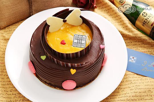 一年一度的爸爸節要到了!【bonbons de chocolat巧克力。糖】也準備好與你們一家人一同歡度這個美好的節日囉~這天不僅要好好的擁抱這個男人,還要為他馬殺雞、捶捶背,說聲「我愛你~」,再獻上香濃美味的瑞士蓮巧克力芒果蛋糕!祝全天下的老爸,父親節快樂! 巧克力達人的傑出新作 由知名甜點師傅Leo親手現作的手工巧克力蛋糕,來頭可不小,獲獎無數的他更打造過一座巧克力101大樓,贏得HOFEX世界廚藝美食大賽銀賞的光榮,台灣史上巧克力達人的美名就此誕生,創造各式不同的經典巧克力食品! 指定選