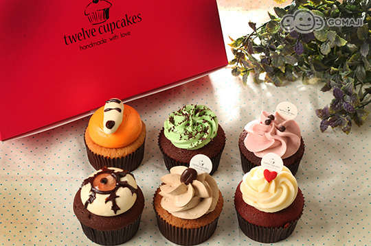 Q:為什麼叫做 Twelve Cupcakes? A:店家每天都會提供 6款「每日經典款」的杯子蛋糕與精選6款「每周精選款」;另外還有3種「每月限定款」,周周精選,讓您每次到來都有不同的驚喜,滿載而歸! Q:為什麼 Twelve Cupcakes 這麼受歡迎? A:Twelve Cupcakes 提供杯子蛋糕給新加坡最頂級、內行的美食家品嚐,通過嚴格挑剔的味蕾考驗,口味倍受肯定;不單只是使用高品質、優質的原料,Twelve Cupcakes 更強調烘培。一整天下來,每個蛋糕都是手工製作,確保蛋糕從頭到尾