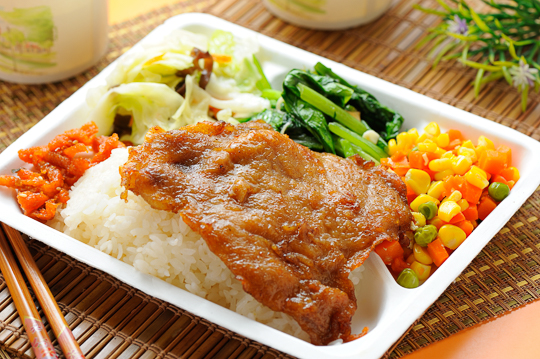 〈含香酥鸡腿饭/炸排骨饭/咔啦鸡排饭/怀旧铁路便当 四选二   每日例