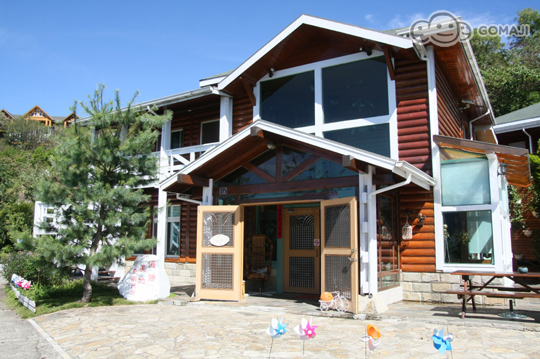 优胜美地景观民宿是欧式渡假的木屋,采用高级桧木所建,屋内散发著