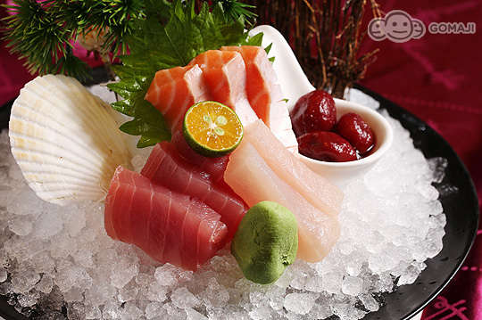 〈含烧烤双拼/芥兰炒牛肉/炸虾天妇罗/咸鱼鸡粒豆腐煲/盛合生鱼片 五