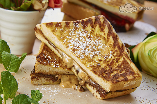 压烤过后的帕帕尼包裹著稠香细致的花生酱与可可