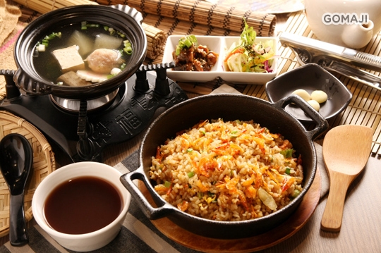 樱花虾鲑鱼铁锅炒饭套餐    熟客,老饕必点的铁锅炒饭,粒粒饱满附有