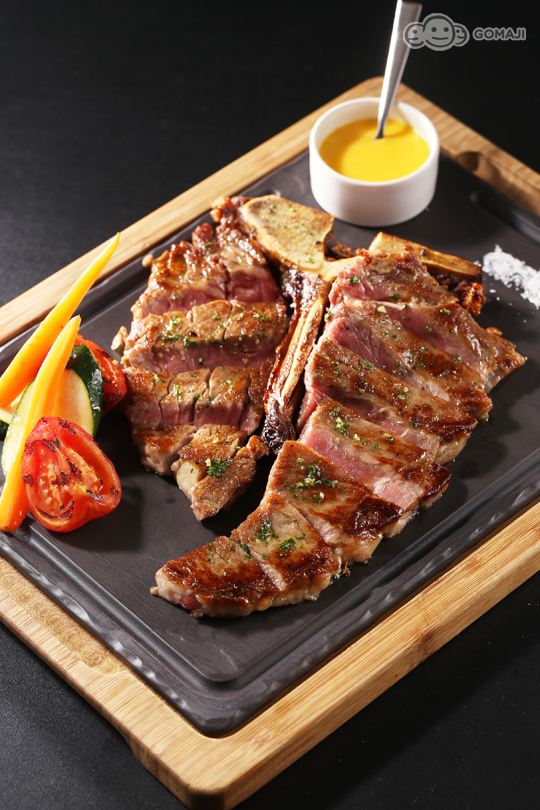 &nbsp; 美国谷饲红坊(丁骨)牛排21oz,季节时蔬,蒜味荷兰酱&nbsp