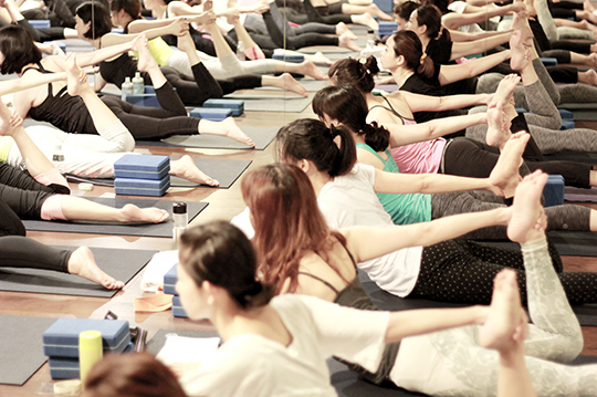 2000px-yoga-class.jpg