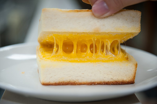 每入只要59元起,即可享有【振颐轩】恶魔双层起司激厚鲜奶吐司〈8入