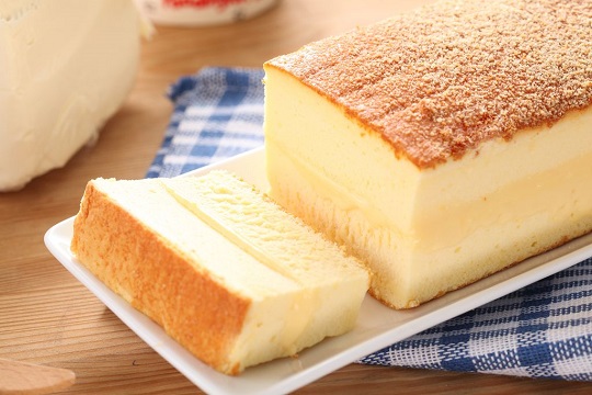 蛋糕上层撒满帕玛森乳酪粉,烤得焦焦酥酥的口感,香气四溢,一口就