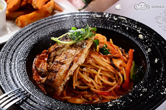 pizza类:主厨披萨/经典辣味沙拉米披萨/青酱综合海鲜披萨/玛格莉特