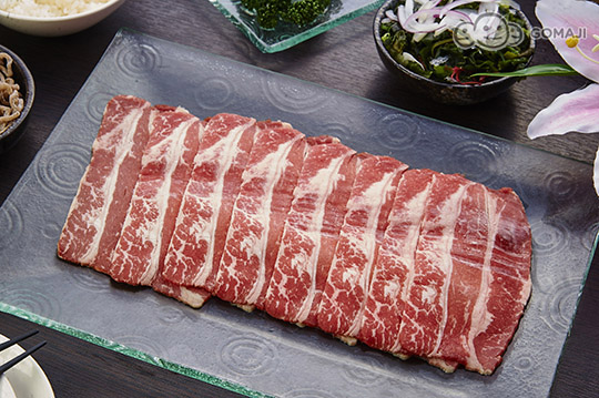 梅花鲜红色泽展示了它的新鲜程度无庸置疑,油脂均匀的分布在牛肉之中