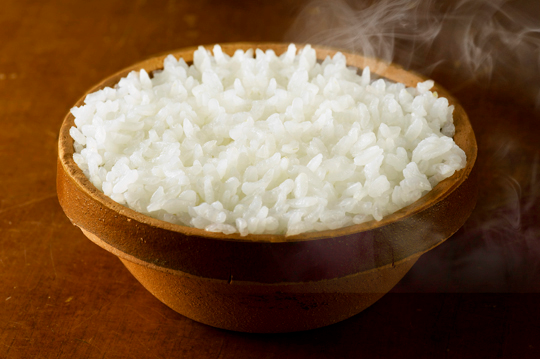 进钵里一碗一碗蒸煮而成,透过陶钵的气孔,每一颗米饭都晶莹剔透而饱满
