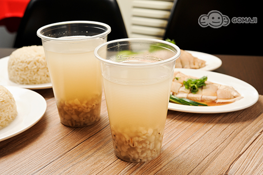 柔嫩多汁的经典海南鸡饭,选用较长细致的泰国米,吸饱鸡汁的毎一粒