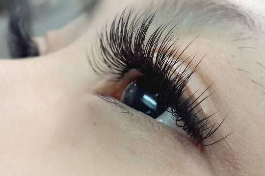 变身灵气活现的模样,让睫毛有了生动的表情,【香草沙龙美睫】    最夯